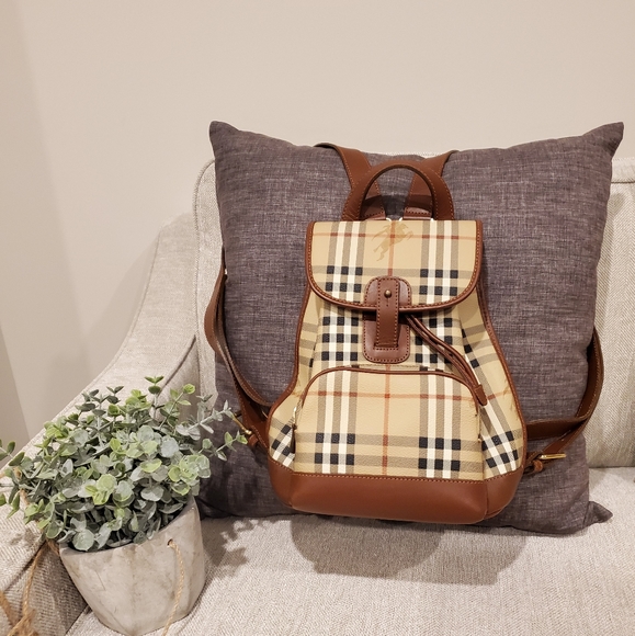 Burberry Handbags - 🔥🔥Almost new Burberry vintage leather backpack